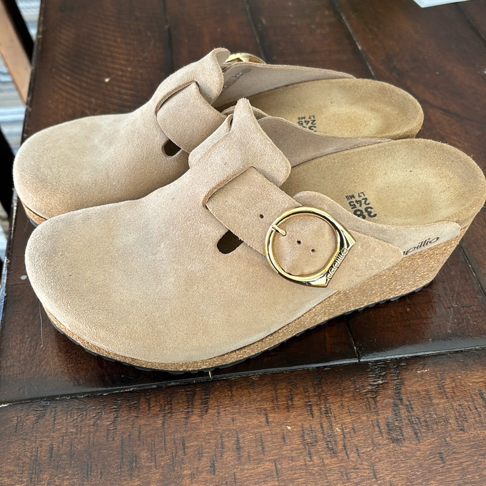 Birkenstock Papillio Fanny Buckle Clog Women Size 7-7.5/38EU B Color Warm Sand.